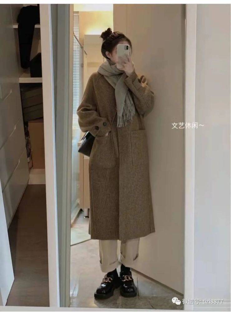 冬天卡其色裤子配什么颜色上衣外套好看