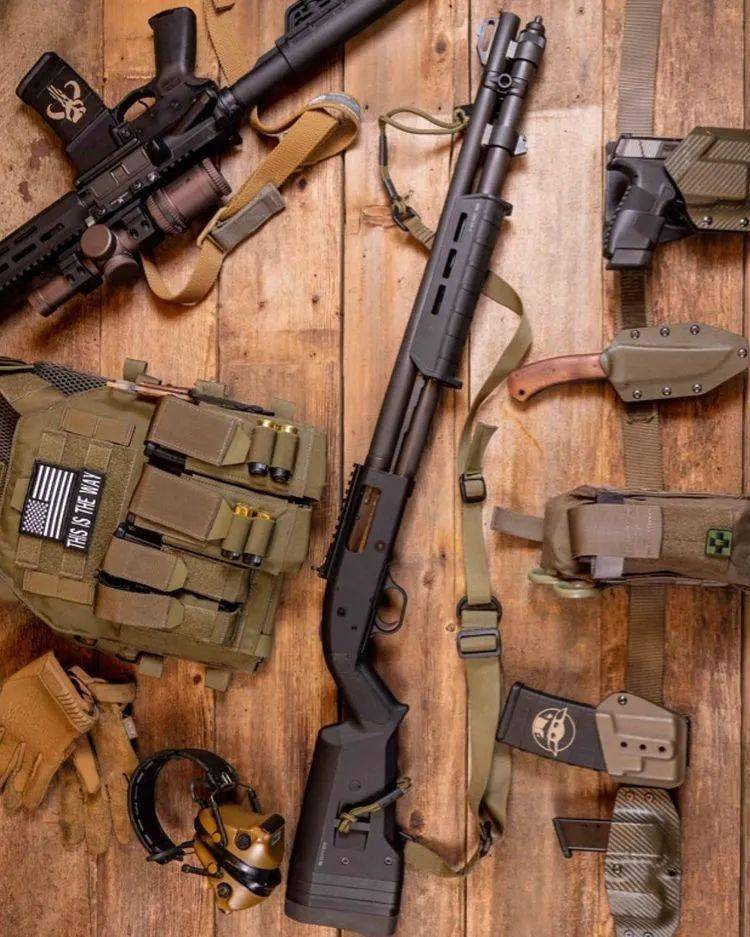 硬汉之选莫斯伯格家的霰弹枪和手枪美图