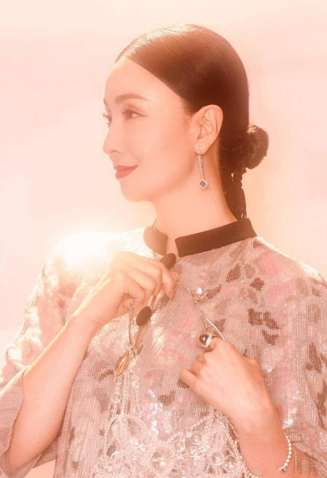 48岁的陶虹,穿民族风裙子优雅又迷人,"半老徐娘"韵味十足_风格_女性