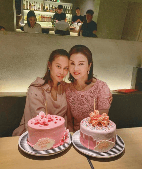 林心儿继续庆生 西瓜红连衣裙甜美不失淑女 曾惊艳巴黎名媛舞会 时尚 妈妈 公主