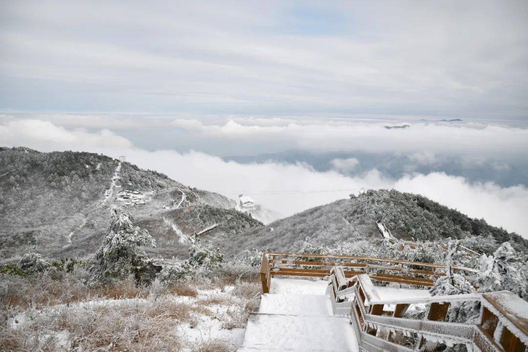 六春湖美景播报白雪悄然挂满山头