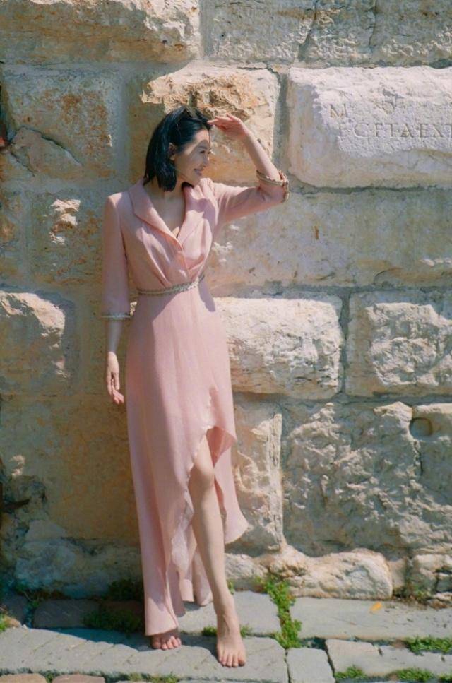 许晴真有50岁穿粉色雪纺裙混搭运动鞋好减龄直接美回颜值巅峰