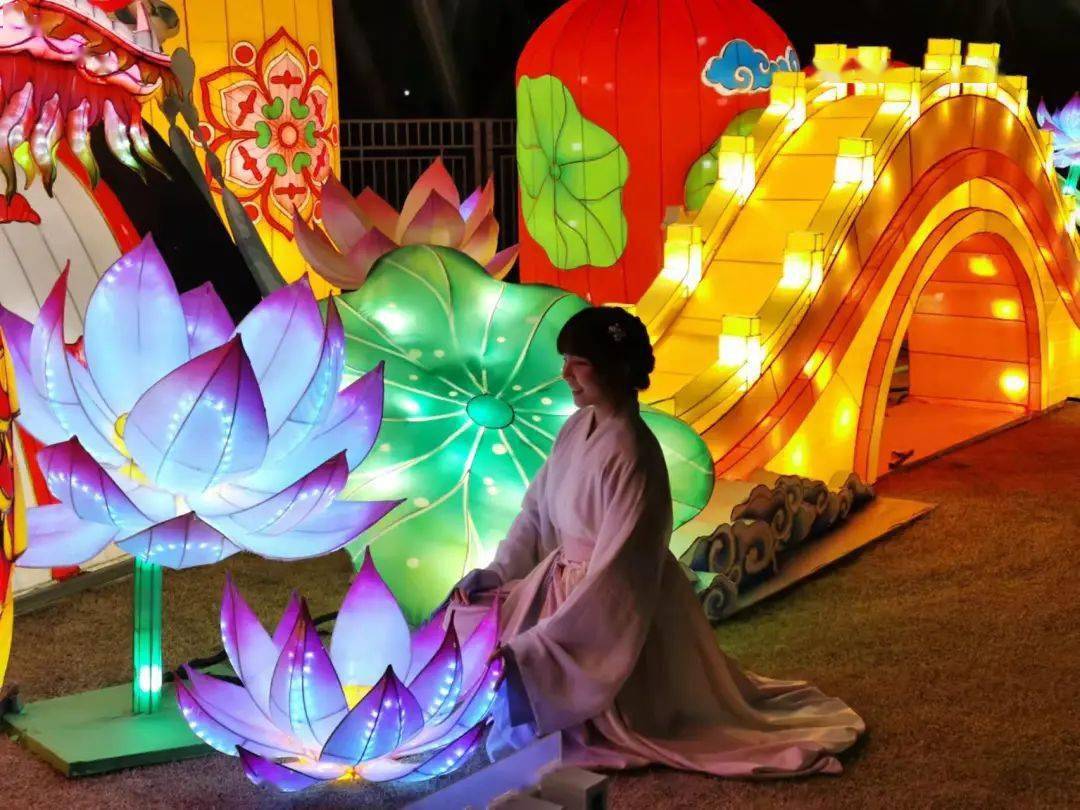 结合国潮大红灯笼古风小姐姐配上传统扬剧的古典造型继