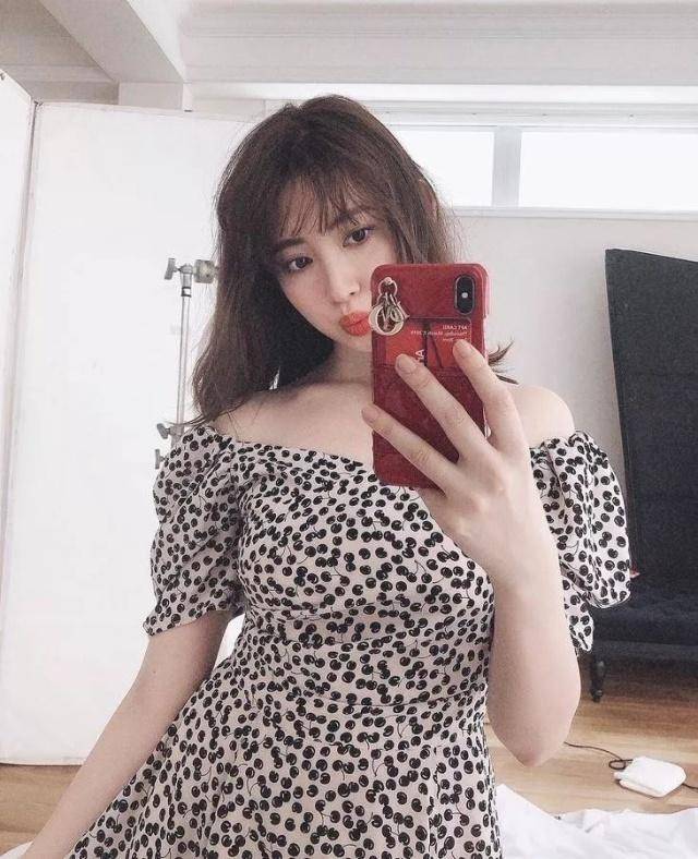 akb48前成员小嶋阳菜穿黑色一字领礼裙秀棉花糖身材好吸睛