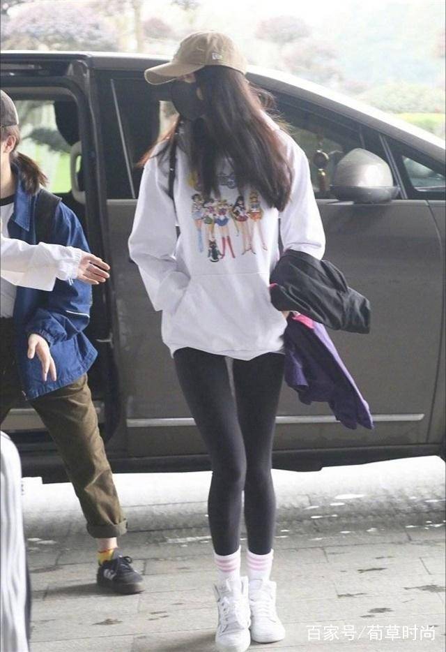 32岁杨幂被称作"少女",穿黄色花苞裙清纯可人,生图亮相很抢镜_白色