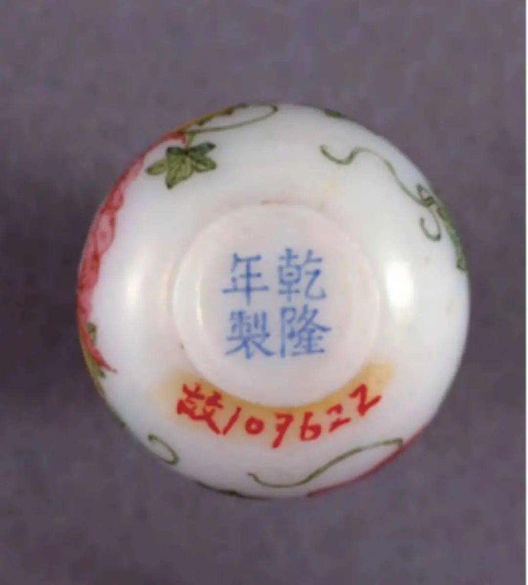 清乾隆玻璃胎画珐琅鼻烟壶赏析_画面_整体_纹饰