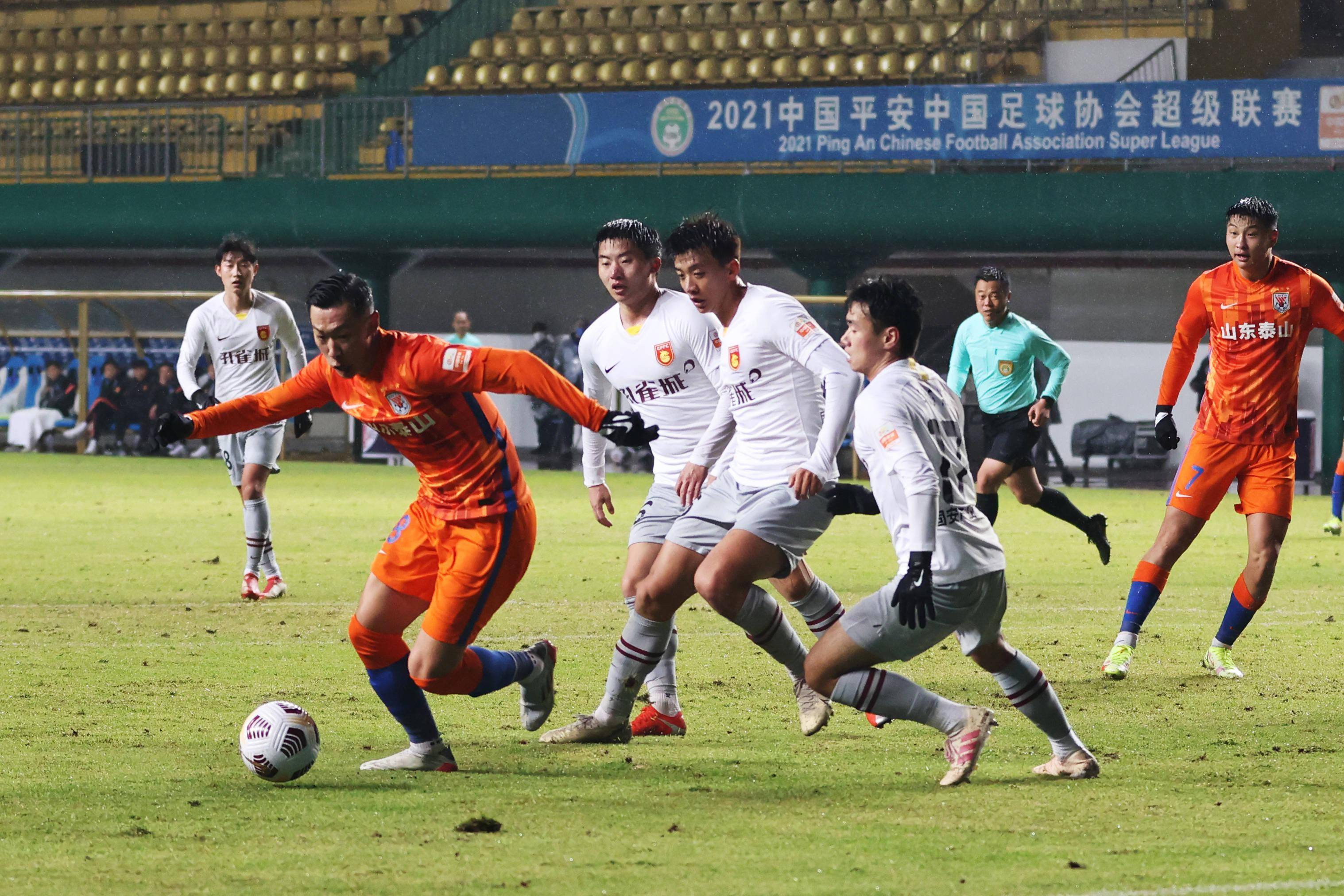 2021赛季中国足球超级联赛第19轮(第二阶段)争冠组比赛中,山东泰山队2