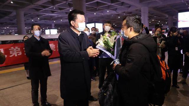 宁波海曙区首趟复工专列抵达,区委书记手捧鲜花接站_海曙狮_员工_企业