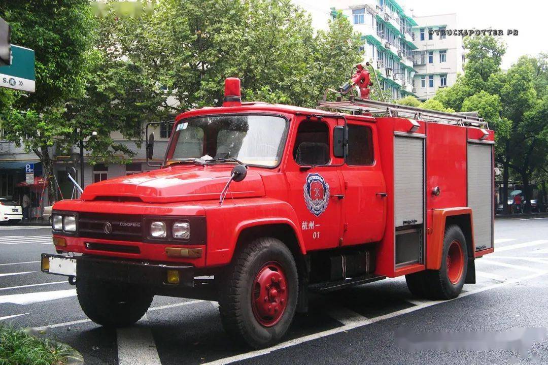 老式东风消防车图片