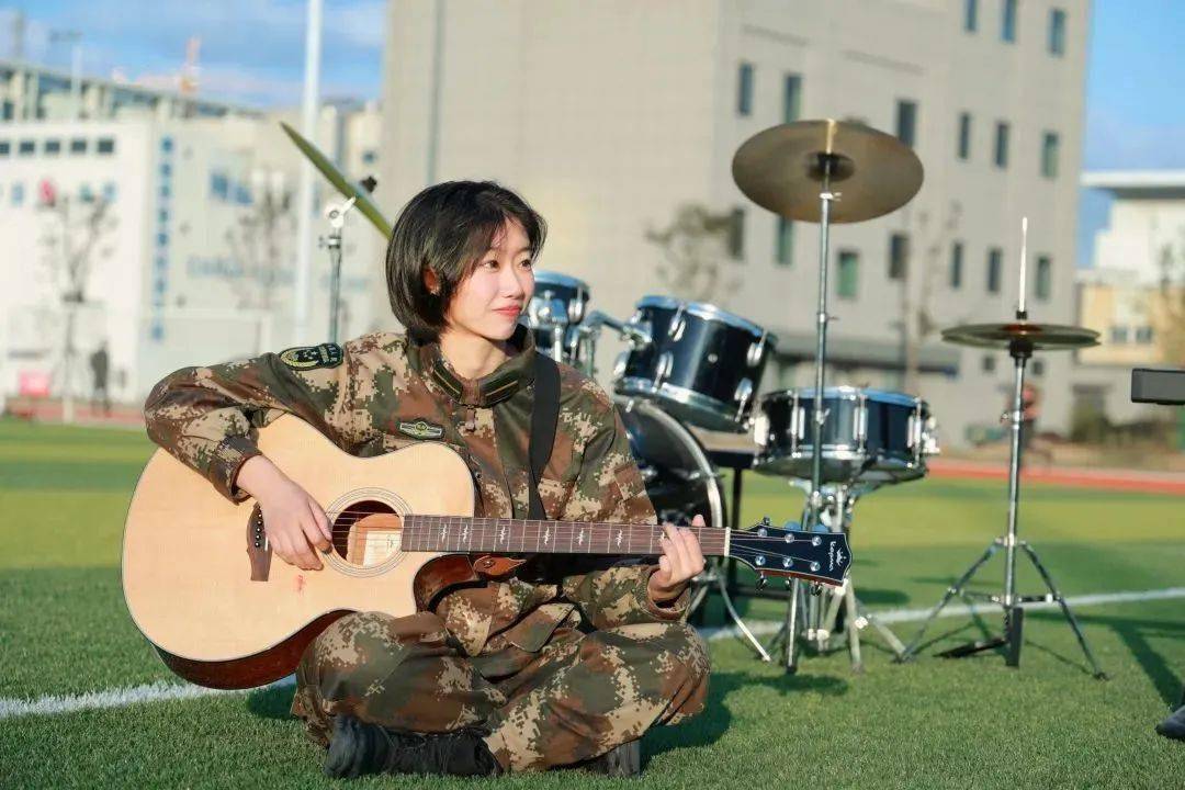 新时代的军校女学员真美素材来源:海警学院2022年哨位日历点击图片