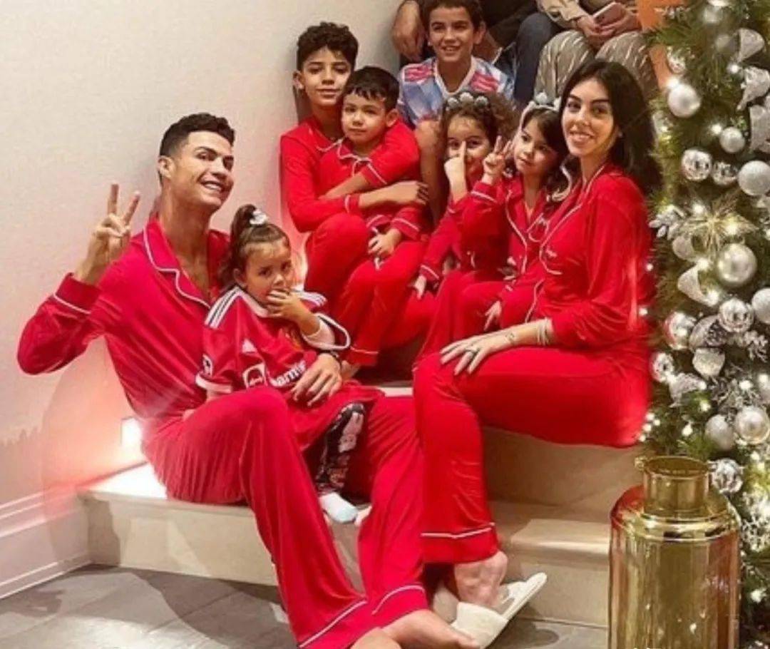 人丁兴旺c罗圣诞豪宅拍全家福祖孙3代15口人