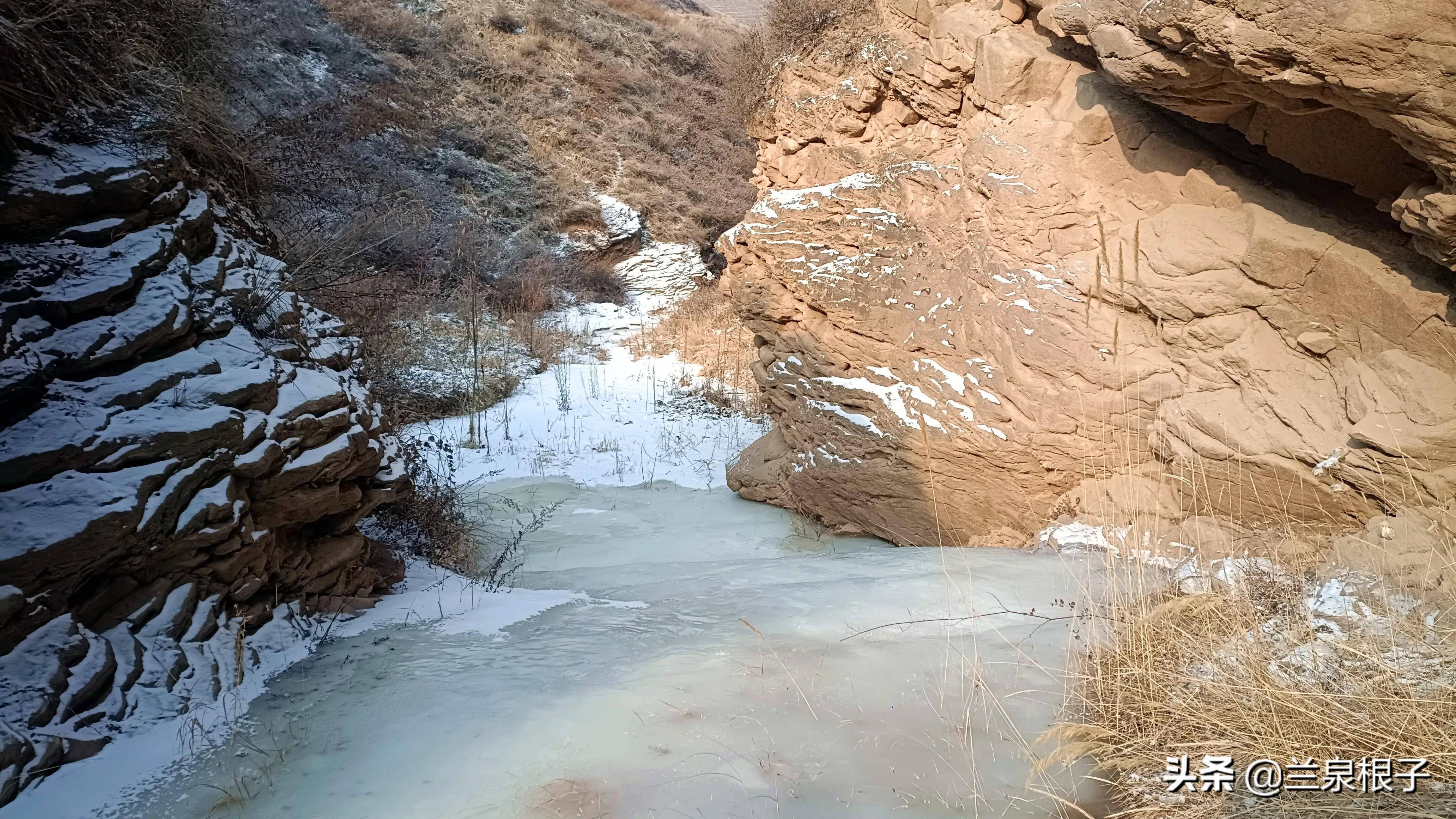 兰州西固池沟溪水冬天成为冰瀑奇观