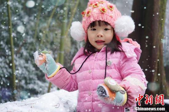 小峨眉|四川多地迎来首场降雪 南充金城山景区满山银装素裹