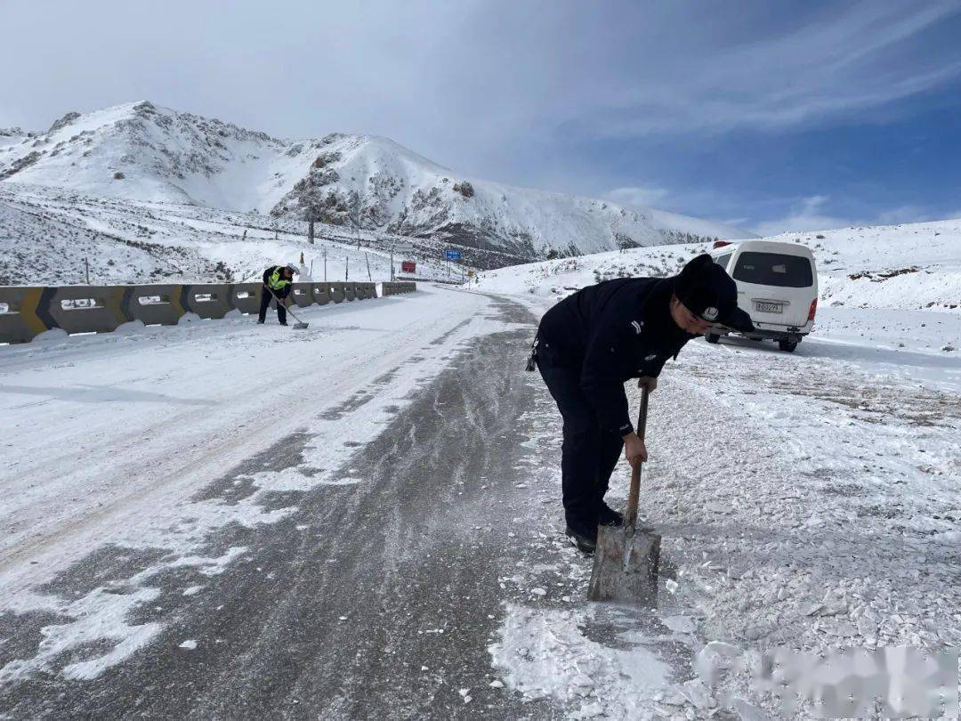 12月26日凌晨,玉樹市迎來強降雪天氣,雪後道路溼滑泥濘,車輛通行受阻.