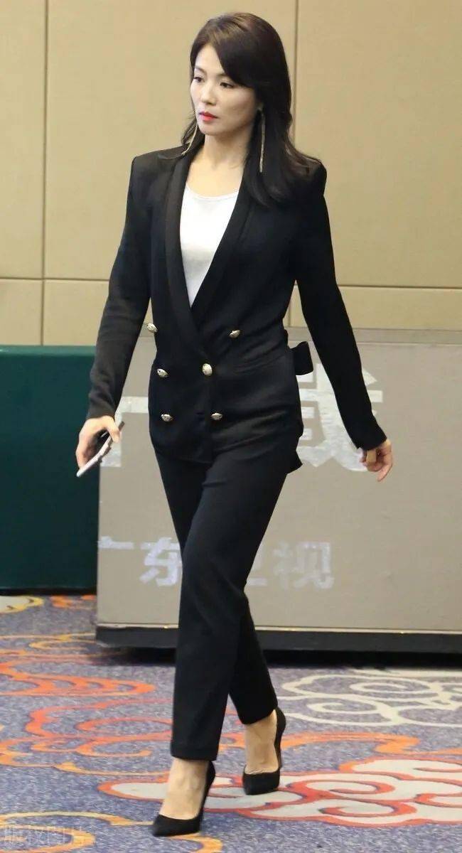 刘涛为冬奥加油,无美颜滤镜43岁也很漂亮,原生态的才自然真实!