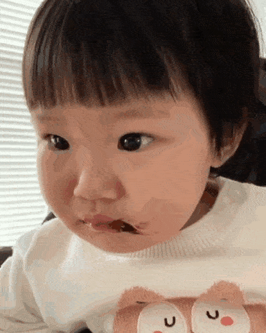 王祖蓝女儿吃巧克力弄脏嘴巴面对父亲责问她露出害怕表情很可爱