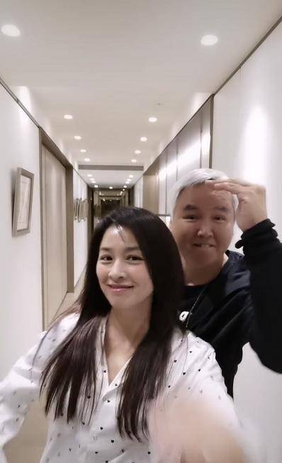 张庭与老公在家录视频,一身睡衣太随性,真不相信她今年49岁了_镜头