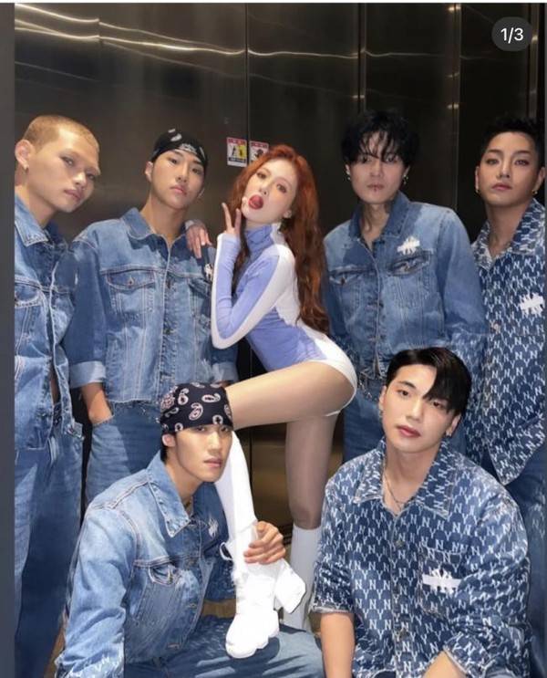 泫雅身穿超短性感连体衣,大腿没有一丝赘肉,被六个男伴舞包围_社交_韩