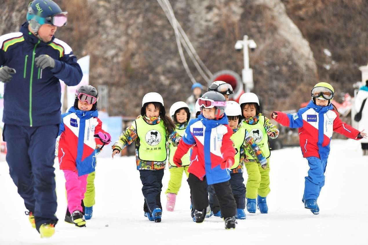 儿童参加冰雪运动图片图片