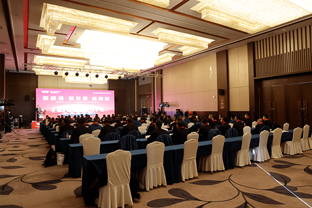 英轩控股集团董事长李世勇,副总裁李彦轩,英轩重工总经理王金华及装载