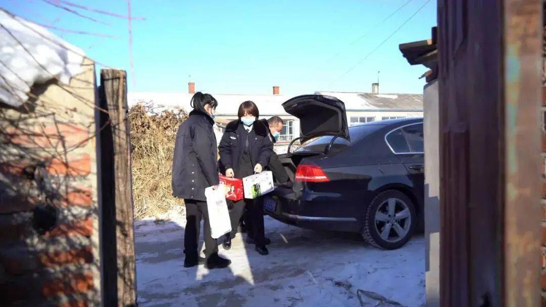 在案件审理终结后,郊区法院交通事故合议庭审判团队来到郊区莲江口镇