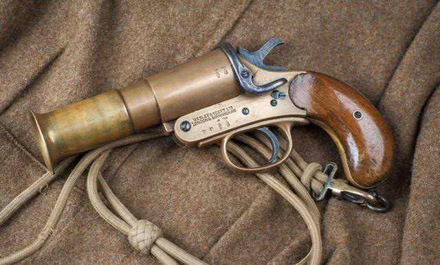 利左轮手枪这款手枪同样在战场上得到了广泛使用,因采用了中折式设计