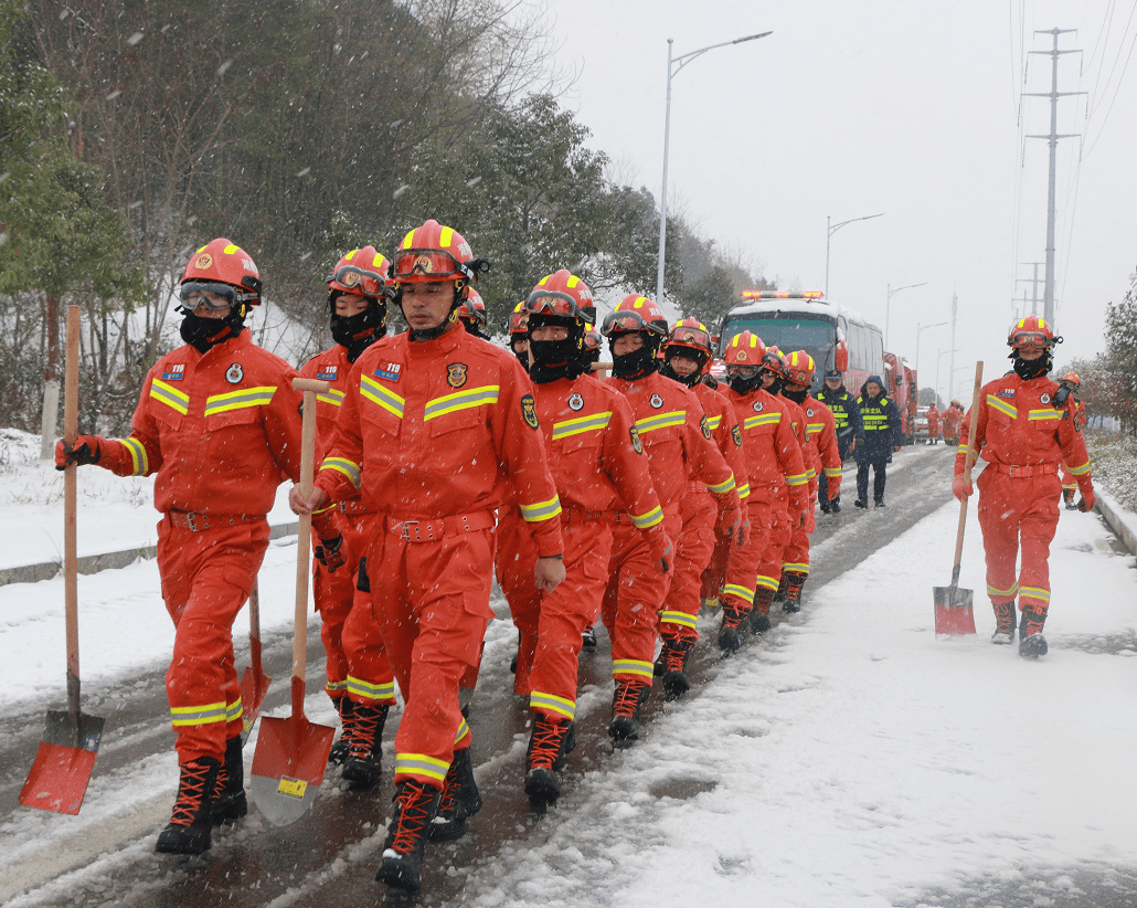 湖南180名消防指战员在风雪中苦练应急能力