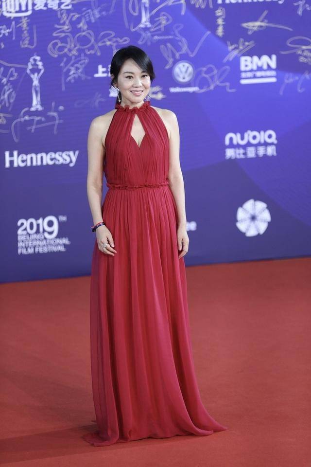 闫妮风情万种红色镂空肚兜裙精致时尚苹果肌饱满不显老