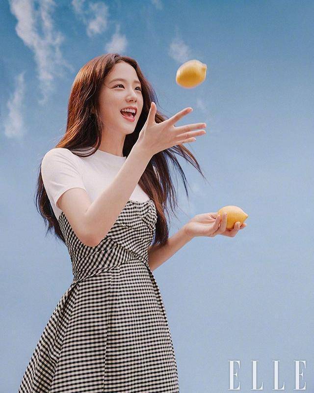 略施粉黛的金智秀,像是江南的梅雨荷风,粉墙黛瓦