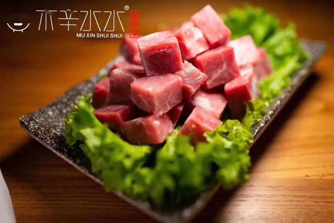 且都是大比例的瘦肉每一粒都肥瘦相间羔羊肉被切成均匀的2cm的方块