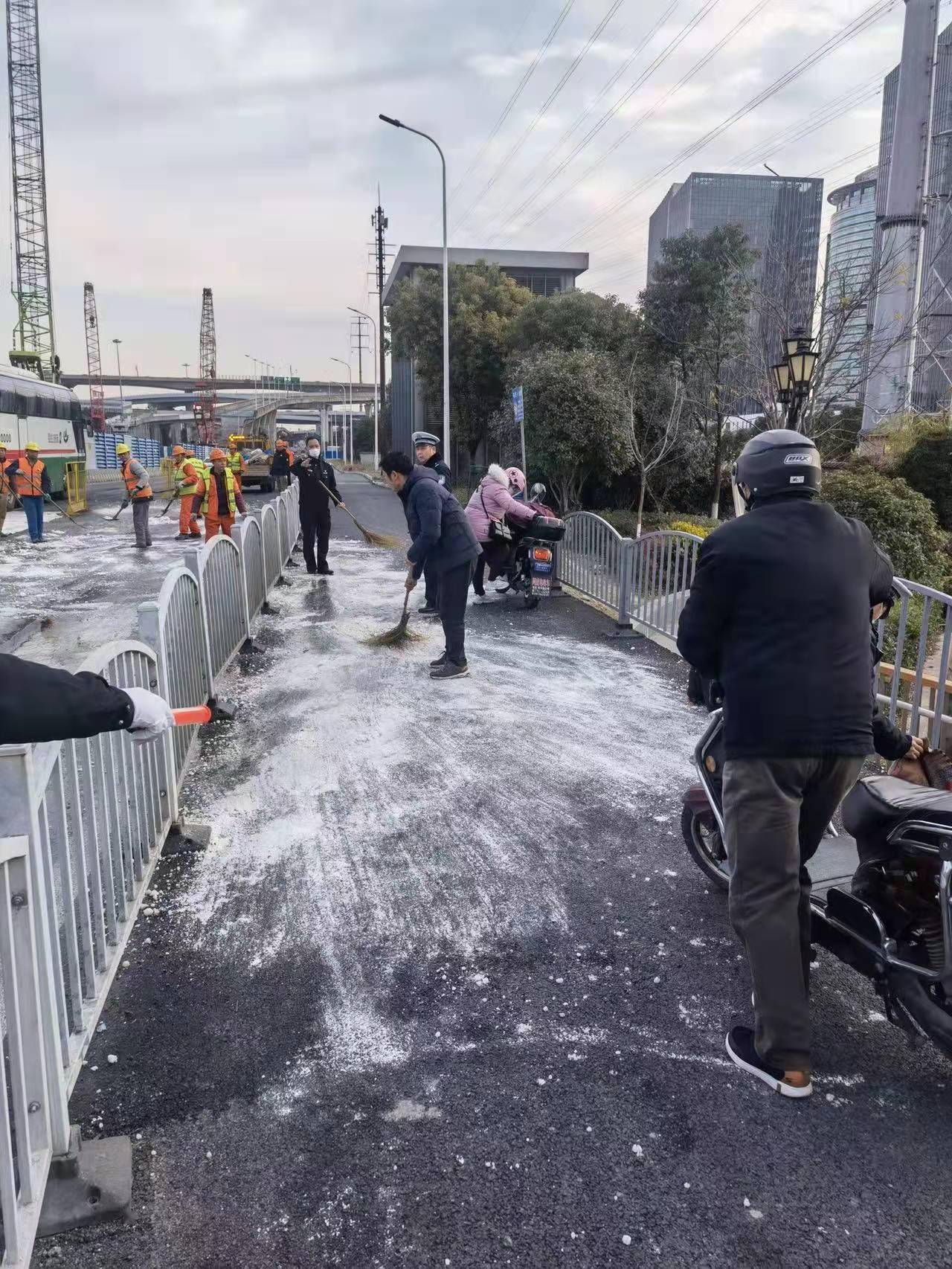 上海杨高中路结冰致骑行人摔倒,浦东交警早高峰前完成处置_非机动车