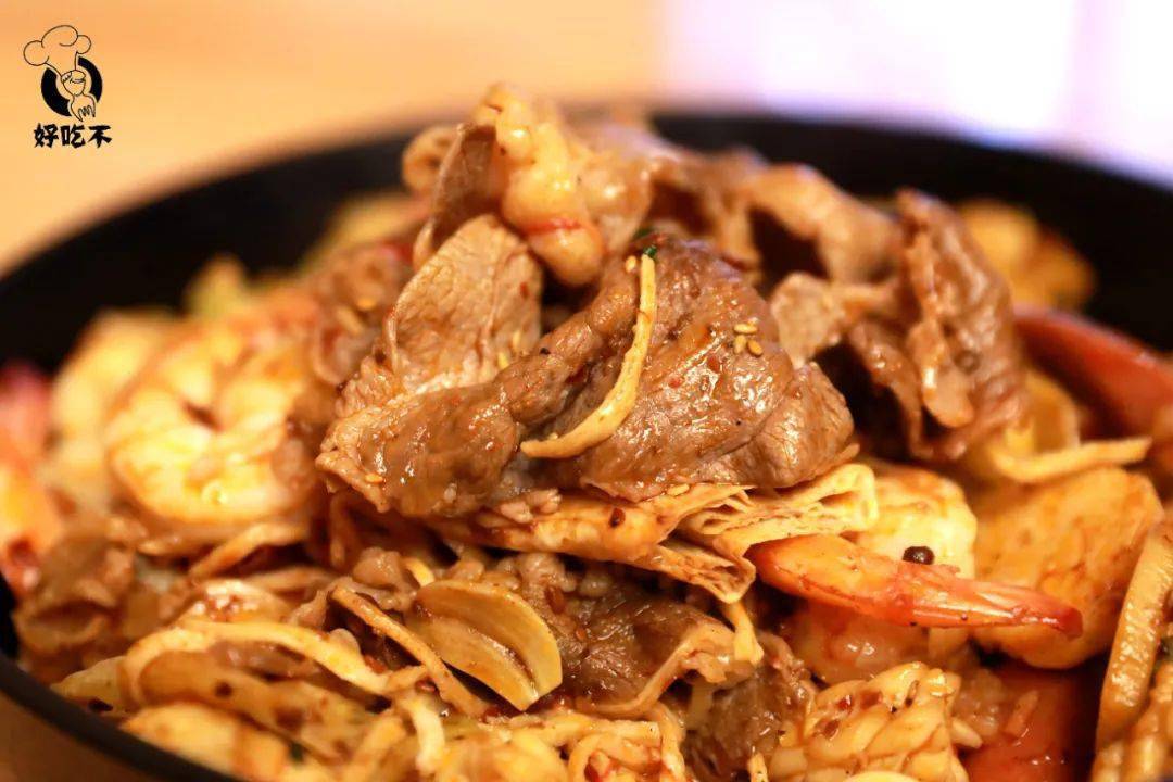 还有超级香的麻辣香锅,酱料也是特制的,辣中带鲜,鲜中回甜,味觉层次