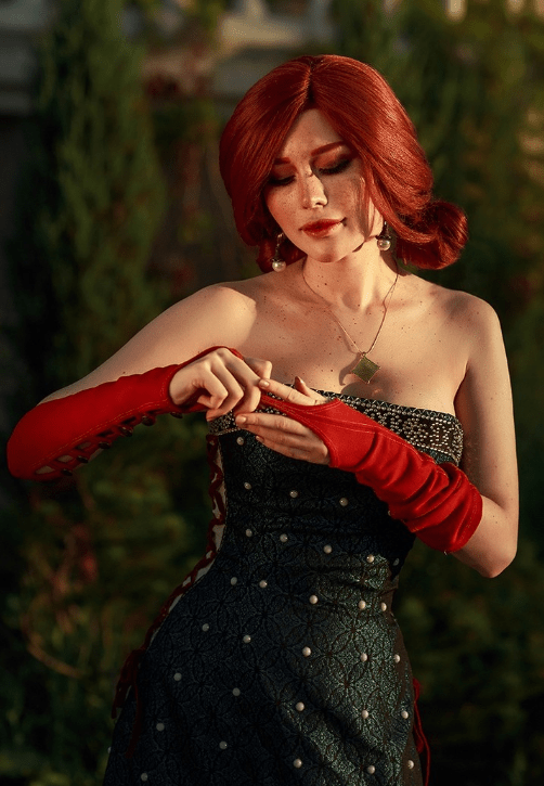 俄罗斯正妹cos巫师特莉丝一袭优雅长裙性感妩媚