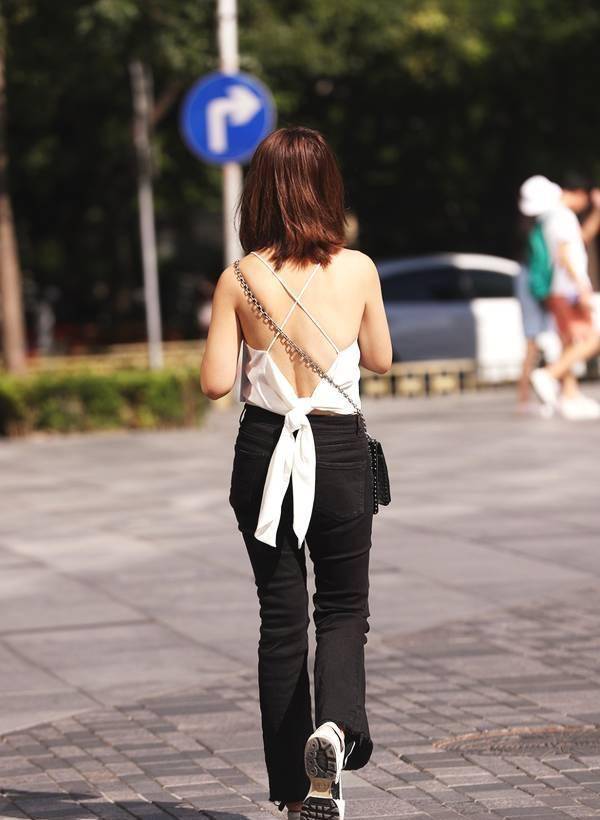 街拍小姐姐迷死人的背影上有一双眼睛哦