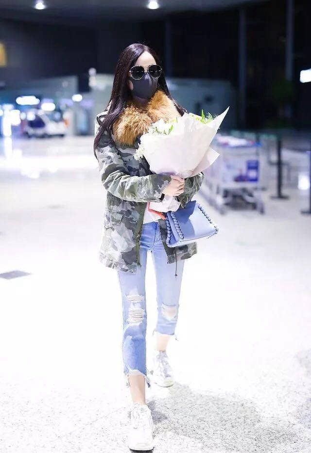古力娜扎现身机场,长发迷人似仙女,网友却喊她回家穿秋裤!