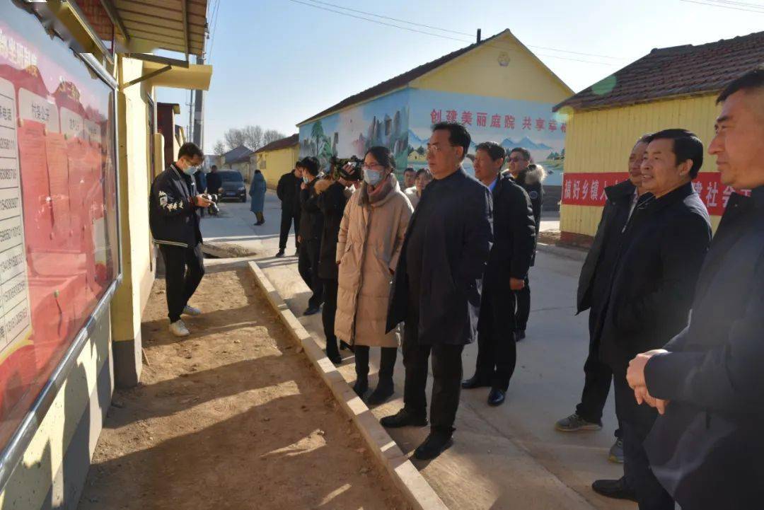 傅成栋一行先后到古城镇,下洼镇,实地查看了正式代表候选人名单张榜