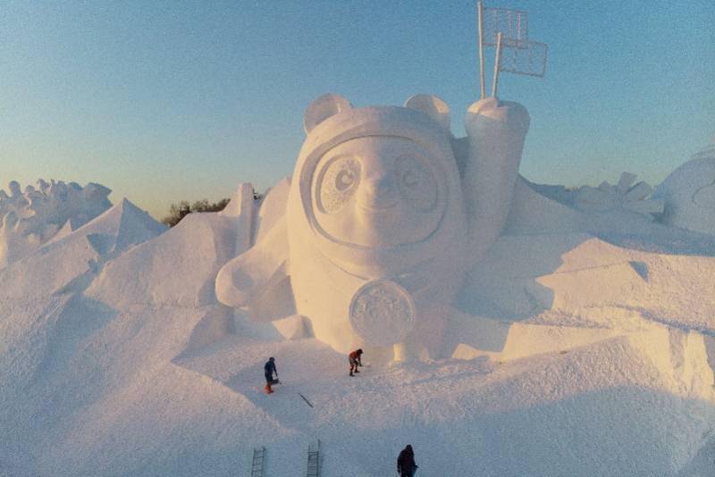 太阳岛|组图：堆雪人玩出新高度，50余名雕塑师8天造出巨大冰墩墩