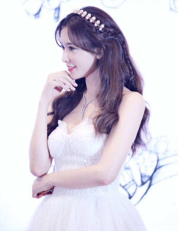 林志玲居家换发型扎单麻花辫穿蕾丝衣隔空喊话小s47岁不见老