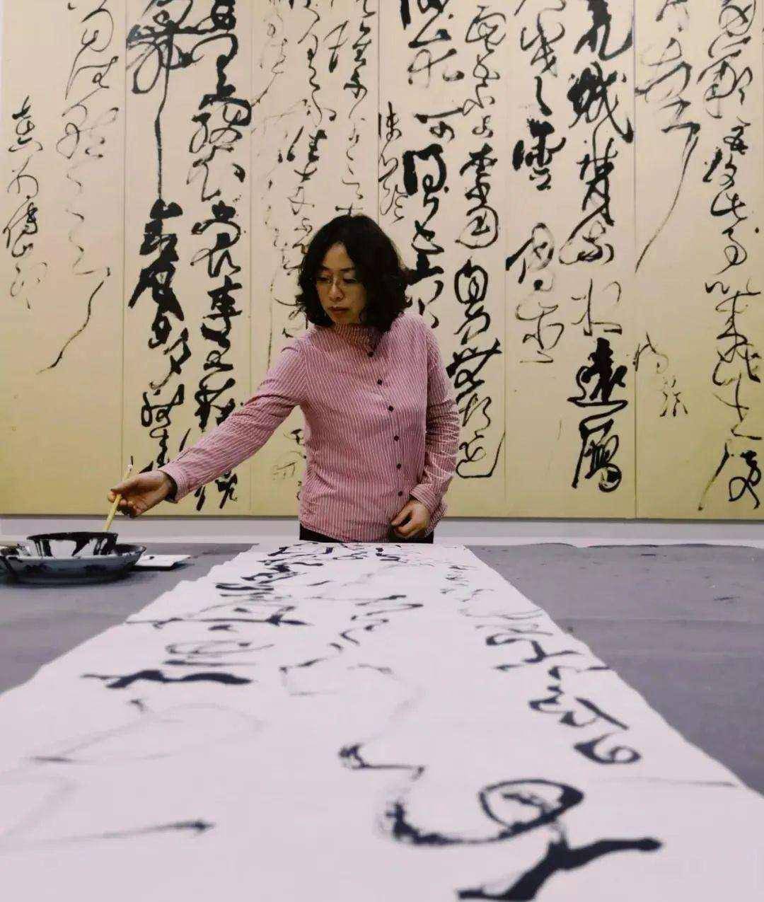 她一直研究历代高僧狂草书法成为书法艺术家网友够疯狂