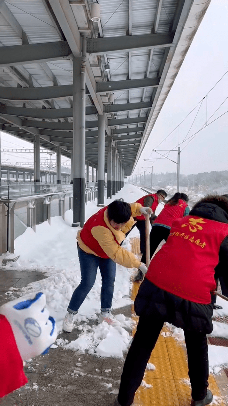 志愿者图片背影冬天图片