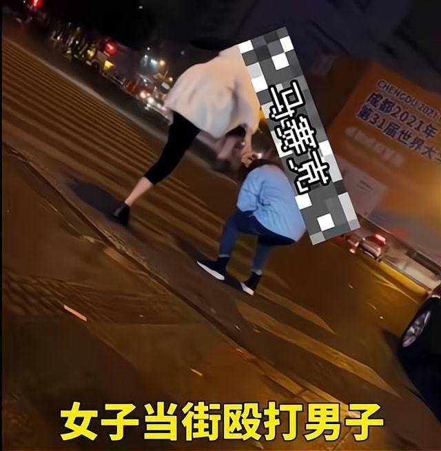 深夜街头,女子对男子狂扇耳光 ,男子默默承受不敢还手_女人_男人_暴力