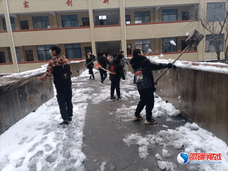 全校|隆回县六都寨镇中学彻底清处积雪 确保复学后师生平安