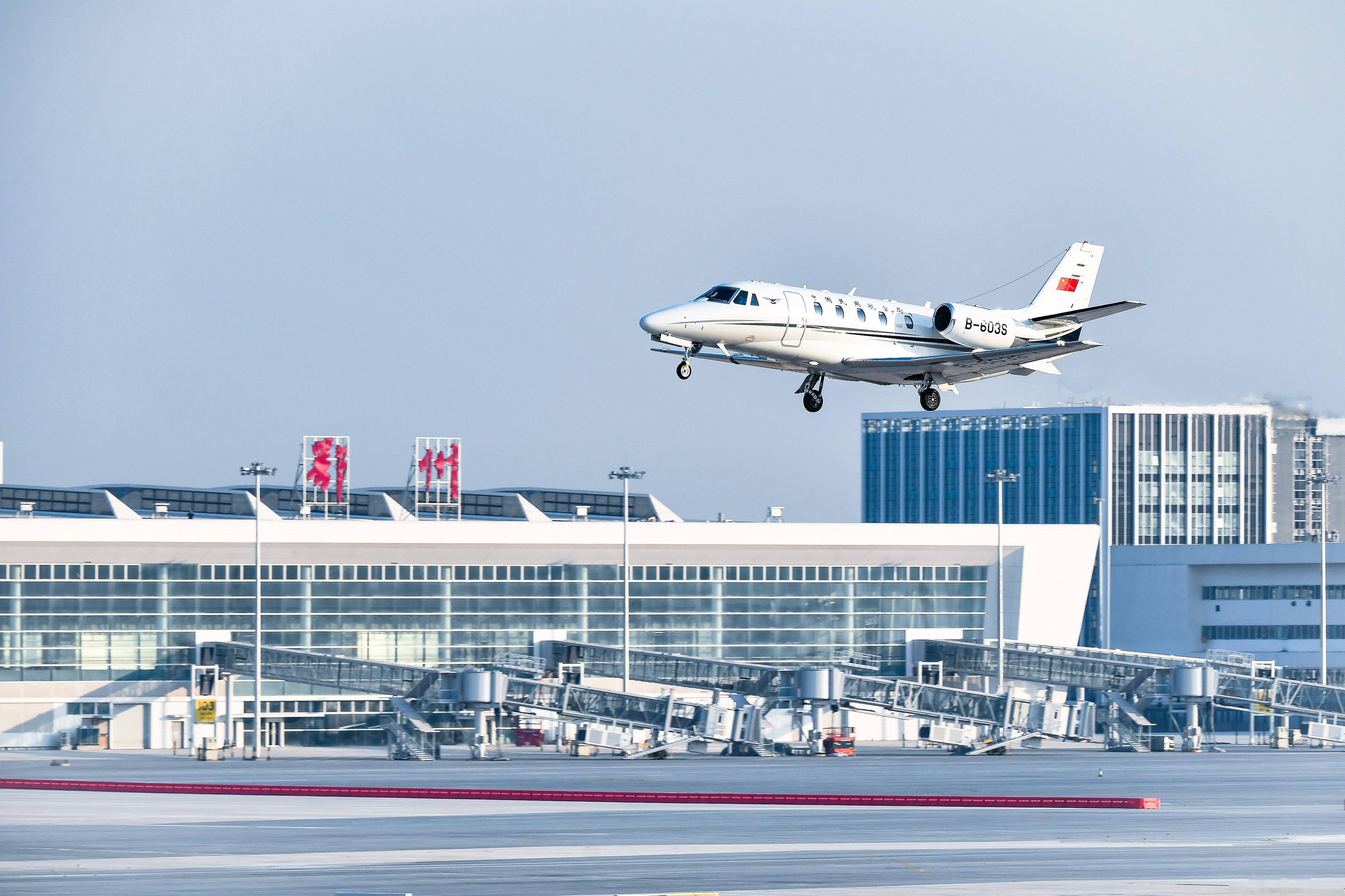 12月29日,校飞飞机在鄂州花湖机场降落滑行