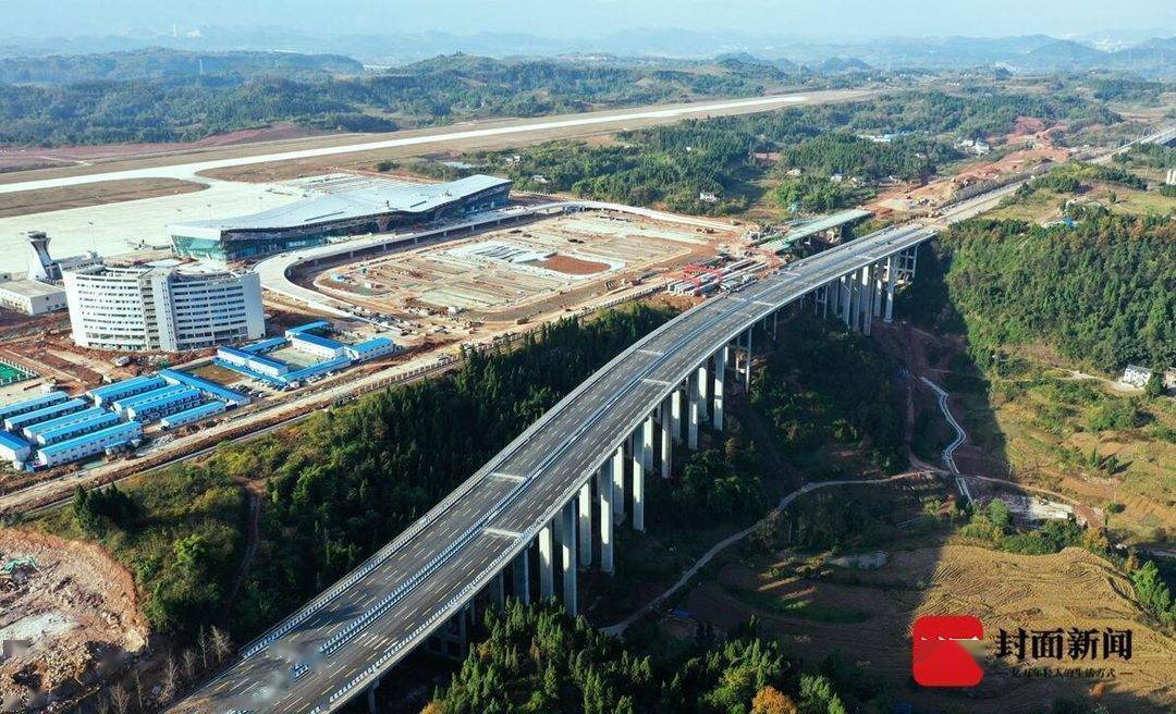 正在建设的达州金垭机场和机场大道罗佳明指出,达州市委,市政府高度