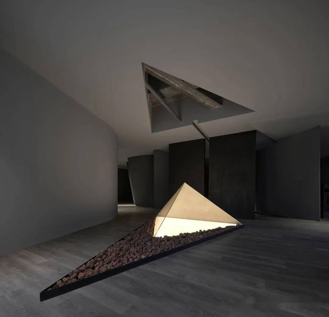 办公室内墙的空间围合虚化掉了空间的紧张感,创造出柔和的空间边界.