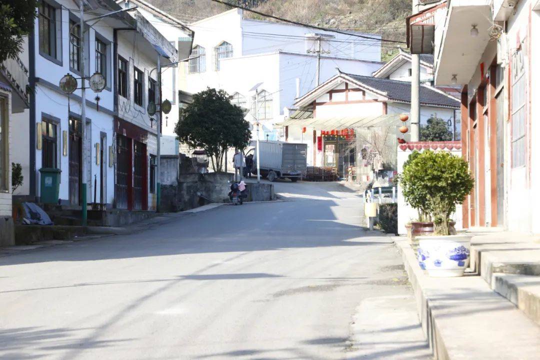 【走向乡村振兴】西洛街道中华村:改善交通铺就幸福路_道路_村里_村民