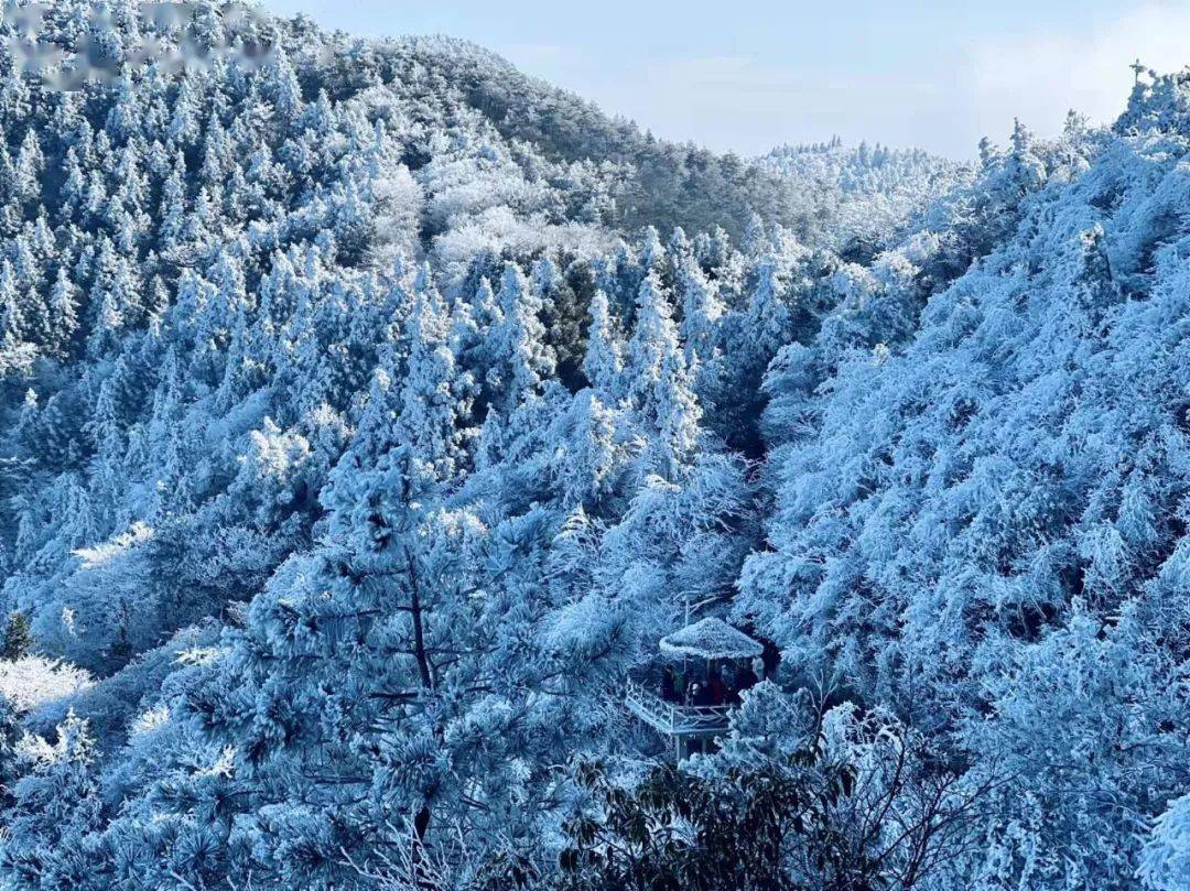 霧凇沆碭,天與雲與山與水,上下一白.