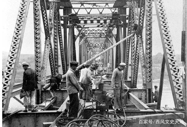 基建狂魔“新玩具”：世界首臺千噸級架橋機，協(xié)助湄洲灣大橋合龍