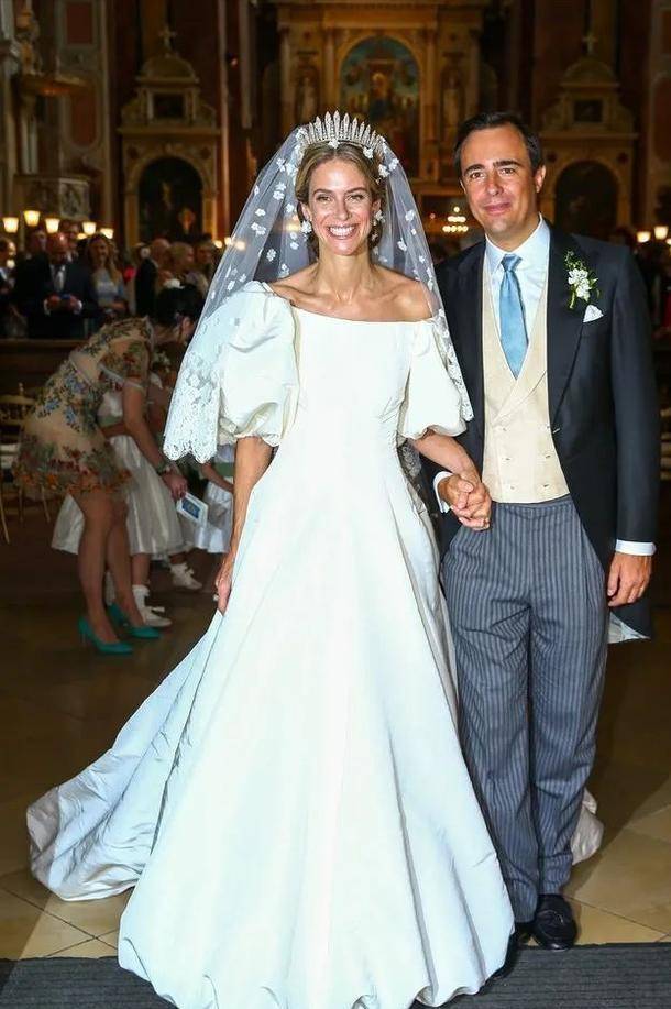 英皇体育官网盘点2021年皇室婚礼上的婚纱款式新颖独特佩戴的首饰才是亮点(图6)