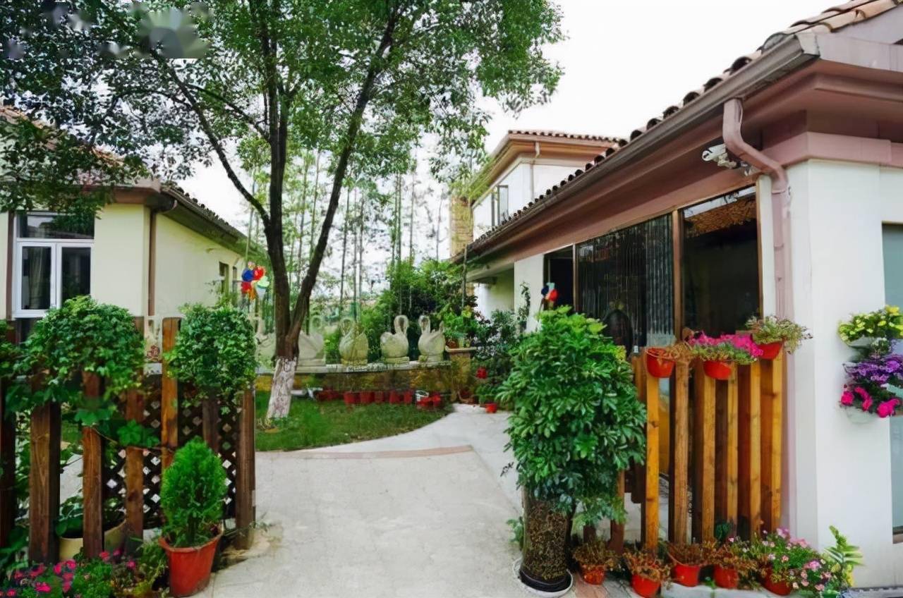 驿雲在巴比松庄园里,有一个干净的人工湖,这里地处市中心,但是却像另